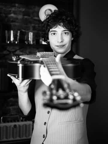 La Maestra Chiara Fanzago con la chitarra