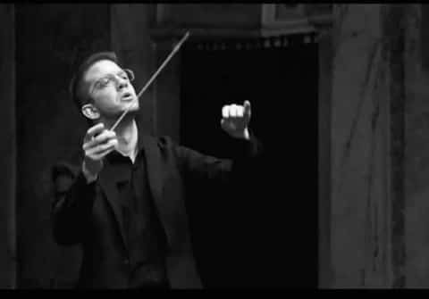 Il Maestro Riccardo Lucadello dirige un'orchestra